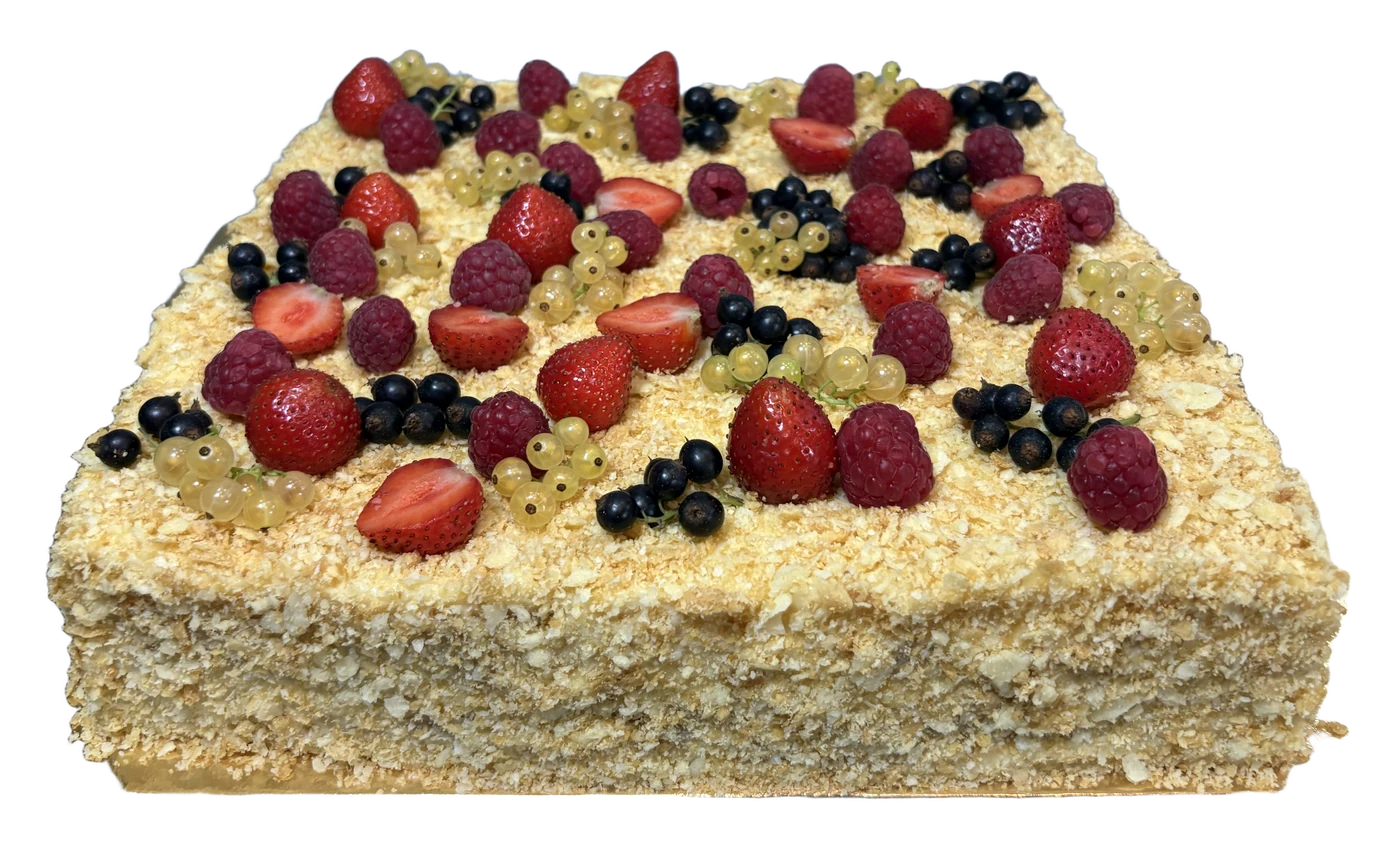 Прямоугольный торт с клубникой, малиной и светлыми и тёмными ягодами